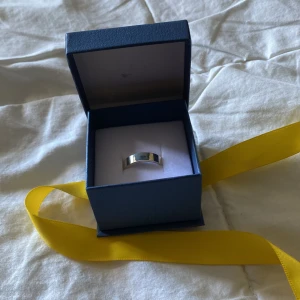 Silver ring  - En oanvänd silver ring (endast testad) säljes. I storlek 18.0. Köpt i Albreksguld