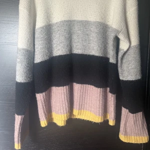 Stickad tröja - Stickad tröja från Kappahl. Köpt för ett tag sedan men inte särkilt använda och inte på ett tag heller. Lite nopprig.