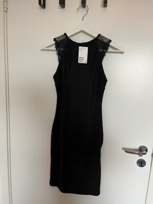 Klänning  - Klänning säljes i strl XS/34. Oanvänd och i nyskick.