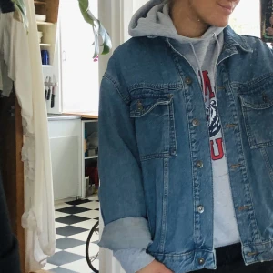 Oversized jeansjacka - Oversized jeansjacka från Collusion. Är lagom oversized på mig som är en S.