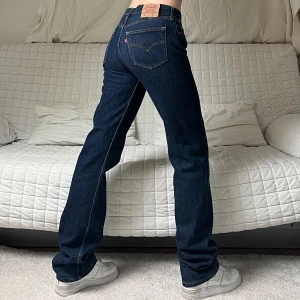 Levis 501 Jeans - Midja: 82cm✨Innerben: 90cm✨Storleken som står är W32L36, passar någon med storlek 36 eller 38 bra👍Jag på bilderna är 172cm lång och brukar ha storlek 38🥰