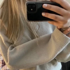 Ljusgrå stickad tröja - Såååå najs stickad tröja från & other stories!!🩷🩷 Säljer även en likadan i marinblå!! Strl S men passar även mig som är M🩷🩷