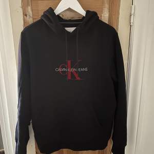 Jättefin Calvin Klein hoodie. Hoodien har användts en del men är i fint skick. Skriv ifall ni har fler funderingar:) Storlek M