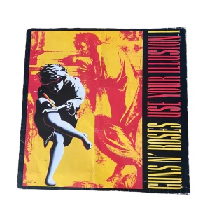Guns n roses use your illusion Vinyl  - Möts upp och fraktas. Skivan är något repig, därav pris. Har gjort mig av med vinylspelaren så vet ej om den går att spela. Går fortfarande att använda som inredning oavsett.