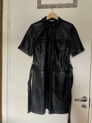Skjortklänning - Skjortklänning i lädermaterial.