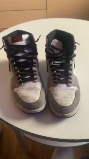 Jordan 1 retro high og smoke grey - Köpte dessa jordan 1 på stock x. Haft dom ungefär 1 år dom börjar bli försmå nu. Köpte dom för 3400 nya.😁