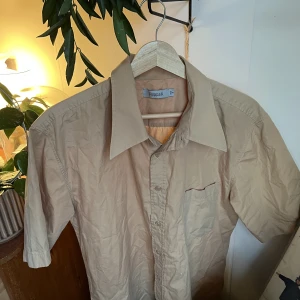 snygg filippa K skjorta - gul skjorta från filippa k, st XL men jag tycker den sitter som en M