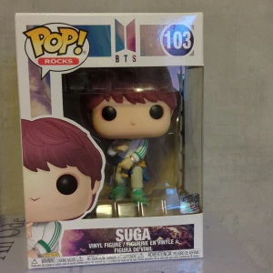 Suga BTS DNA pop figur - Någon liten buckel på lådan som knappt märks. Öppnad en gång annars orörd.