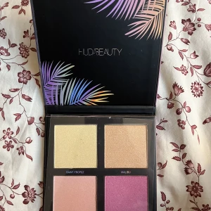 Highligther  - Huda Beauty Highligther. Helt ny. Ej äkta