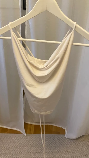 Topp från BikBok  - Vit topp med snörning i ryggen från BikBok utan fläckar och hål och är i princip aldrig använd 