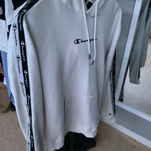 Champion Hoodie - Fresh hoodie som passar alla stilar, skön är den dessutom. Det är storlek Medium och den passar väldigt bra. Säljs då den inte används längre. Pris: 300 men kan diskuteras vid snabb affär! ✅