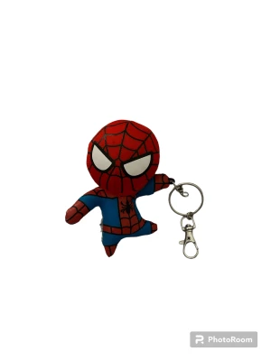 supercool spiderman keychain - säljer min jättecoola spiderman nyckelring som tyvär inte kom till mycket användning. man kan sätta den på byxor, väskor osv. om du har frågor så är det bara att kontakta mig.
