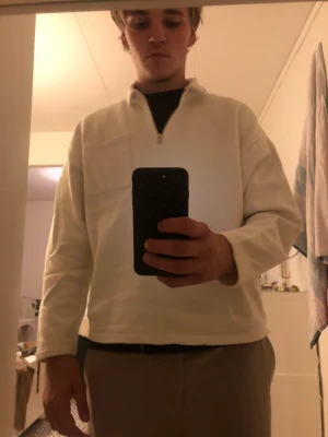 Halfzip - Vit halfzip från asos design, knappt använd