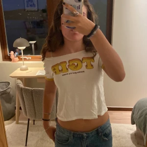 tgif topp - säljer den här jätte coola toppen som jag har klippt till så att det är en lite egeigare look. älskar denna topp så mycket men rensar tyvärr min garderob just nu❤️❤️