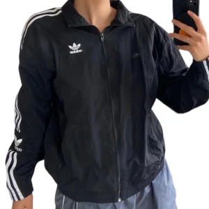 Adidas jacka  - Adidas jacka i unisex. Bekväm och i god skick! 