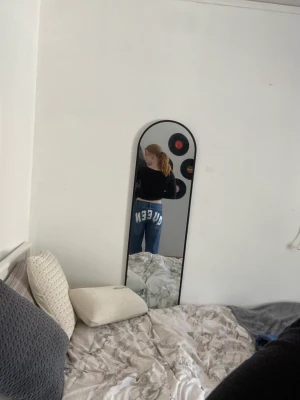 Lågmidjade baggy jeans - Håliga lågmidjade baggy jeans, där det står Queen på rumpan