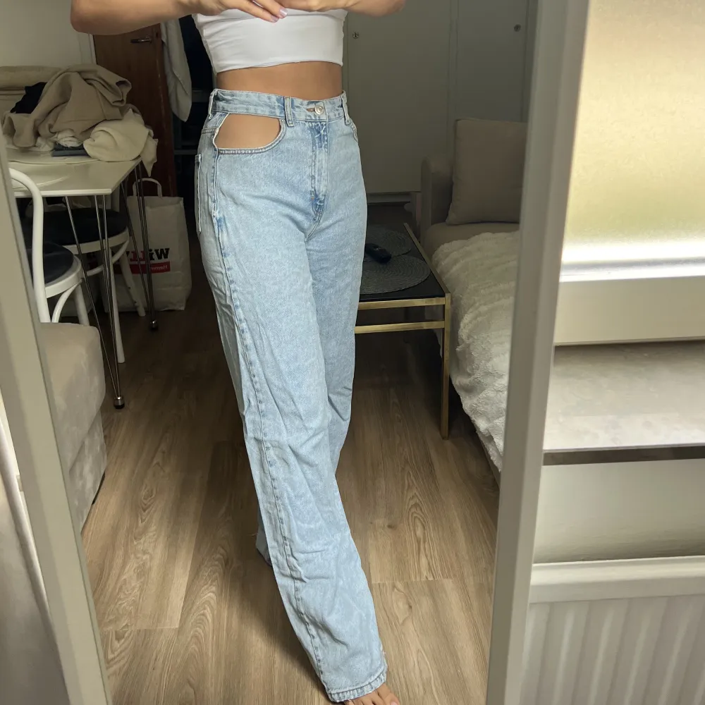 Ljusa jeans i 90-talsstil med utskurna detaljer på höfterna.  Jag är 164 cm lång och när strl 38 (har vanligtvis 36 men beror på hur löst/tight man vill jeansen ska sitta).. Jeans & Byxor.