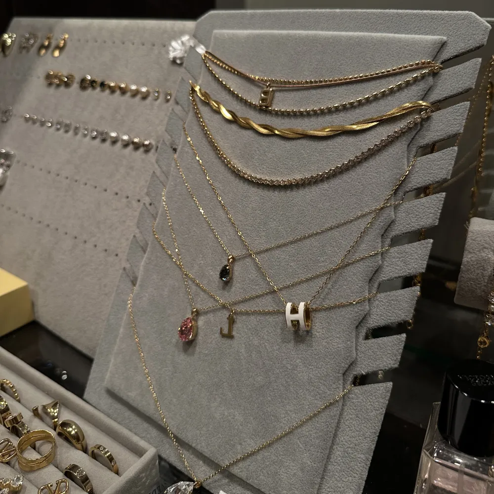 Säljer denna Smyckeshållare för halsband 🖤🤍Den är som helt ny utan några defekter🫶🏻. Accessoarer.