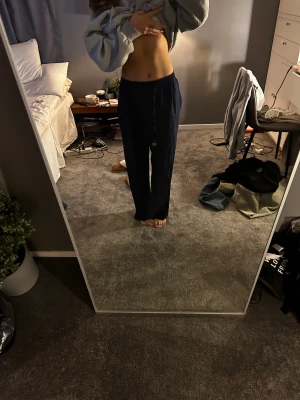 Linnebyxor - Marinblå linnebyxor från zara som knappt är använda. Jättefina och passar bra även nu på hösten🥰