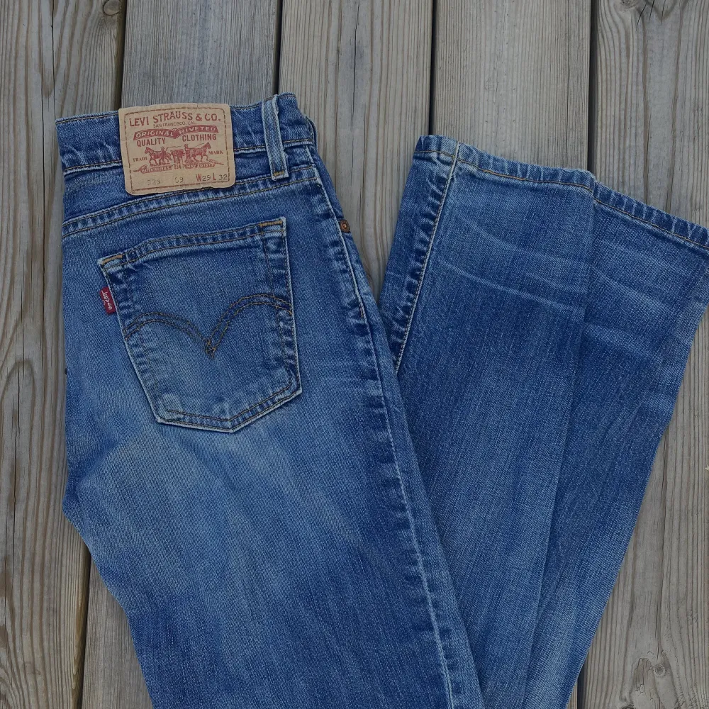 Levis jeans där man ser storleken på sista bilden! Kom gärna med prisförslag💐🌞. Jeans & Byxor.