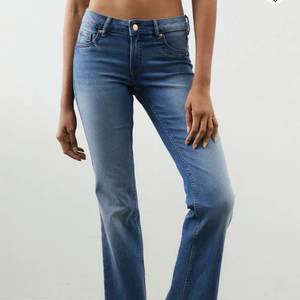 Snygga Lågmidjade Jeans från Hm, endast använda några gånger så de är som nya! Storlek 36. Jeans & Byxor.