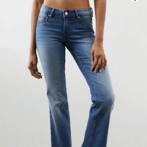 Snygga Lågmidjade Jeans från Hm, endast använda några gånger så de är som nya! Storlek 36