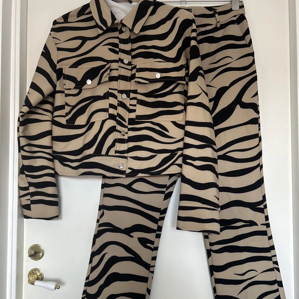 Zebra set från GinaTricot! Storlek 36❤️(andra bilden är såklart lånad från fina Matilda djerf❤️). Jeans & Byxor.