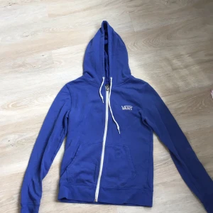 Blå Vans flis - Aldrig använd av mig men den är begagnad, tvättad och luktar gott Storlek M