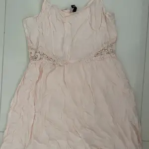 Supersöt klänning från H&M. Aldrig andvänd. Säljs då den ej kommer till andvändning. Passar strl 36-40/ beroende på hur man vill att den ska sitta. 