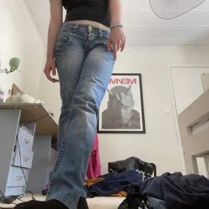 Replay Jeans - Säljer dessa as snygga lågmidjade jeansen då de inte riktigt passar mig🩷Skulle säga att de är inprincip nyskick, har bara använt de en gång🩷Passar xxs eller liten xs🩷Köparen står för frakten!🩷