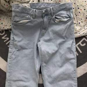 Midwaist jeans jätte fina sitter lite tajt på låren o är lite större vid benen
