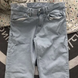 Midwaist jeans  - Midwaist jeans jätte fina sitter lite tajt på låren o är lite större vid benen