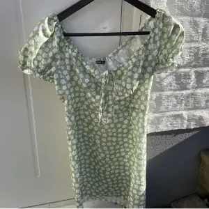 En jättefin grön klänning som jag använt 1 gång, perfekt nu till sommarn!