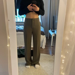 Kostymbyxor  - Snygga brun/beige kostymbyxor Säljer pågrund av för stora för mig, avdvända endast 2 ggr Nypris 400kr