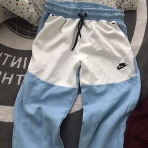 Nike tech byxor - Säljer dom hör Nike byxorna nästan helt nya använda en gång och testade jätte fina inget fel på dom 