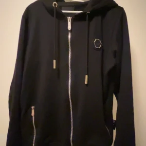 philipp plein - Säljer nu min philipp plein zip hoodie i storlek L