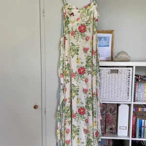 Sommarklänningar - Säljer dessa två super fina sommarklänningarna☀️. Använda varsamt endast 1 går vardera🌸 150kr/st frakt tillkommer🦔