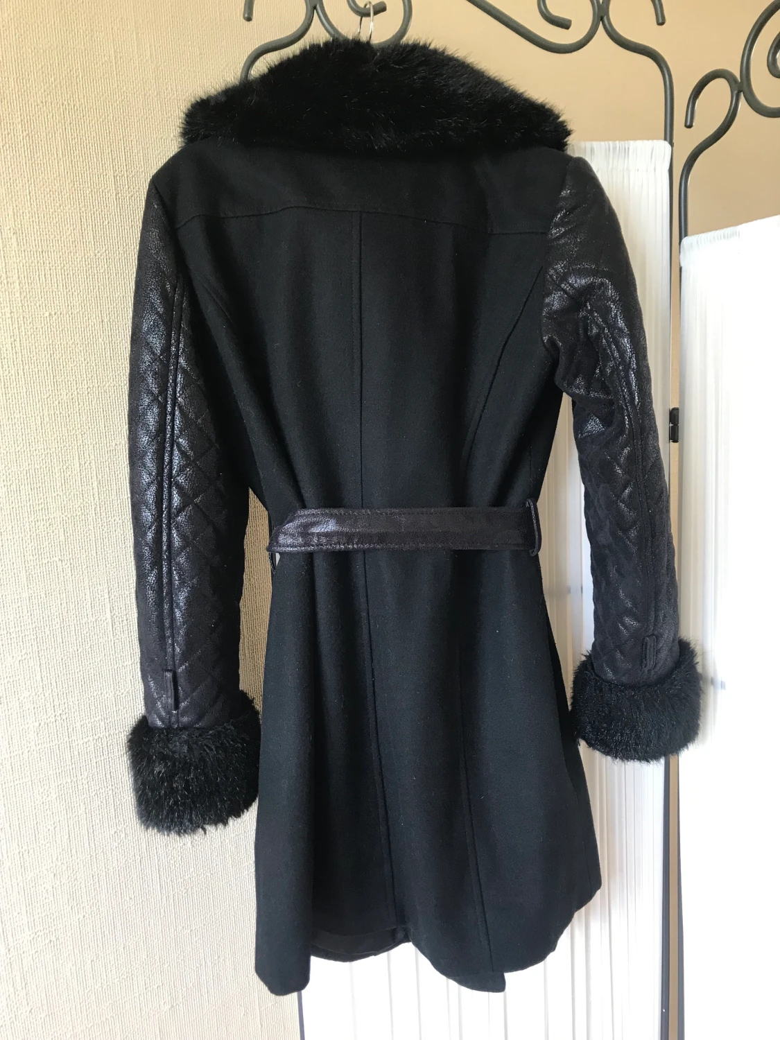 Svart pälskappa - 90