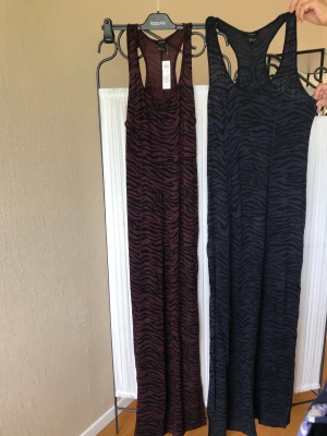 Zebraklänningar med slits - Den violetta är aldrig använd, den blåa i bra skick. 49 kr styck, hämtas i Huddinge. 