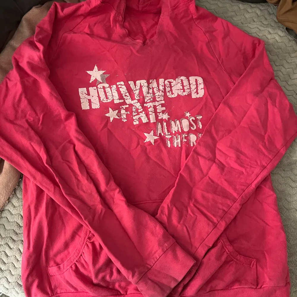 En rosa hoodie med lite y2k vibe, använt skick! Enda anmärkningarna jag kan göra är vid ärmarna där det är lite missfärgning! Men inget som är jätte märkbart❤️ OBS fraktpris ändras om köp ej sker vi plick. Hoodies.