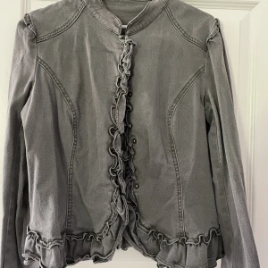 Jeans jacka med volanger - Jeans jacka från Kappahl inga fläckar eller skador. 