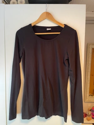 Långärmad - En svart långärmad tröja. Storlek: XL.