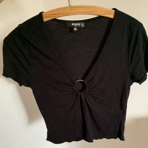 Festtopp - Svart topp med detaljer framtill från missguided i storlek 34🫶🏼 skriv gärna för fler bilder! Endast använd vid ett tillfälle🙏🏼