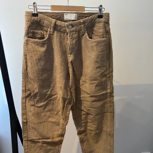 Manchesterbyxor bruna  - Bruna manchesterbyxor från asos  Endast prövade  Nypris 499kr Skick 10/10