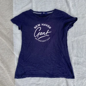 T-shirt - Vanlig basic t shirt. Använt antal gången då den köptes för ca 3 år sen. 