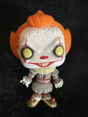 Pennywise popfigure - Säljer en pennywise pop figure från filmen It!😚 Säljer den eftersom jag inte längre är intresserad ❤️ Figuren är i bra skick men lådan är tyvärr trasig!