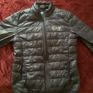 Ea7 jacka - 1 år gammal armani jacka som inte används pris kan diskuteras