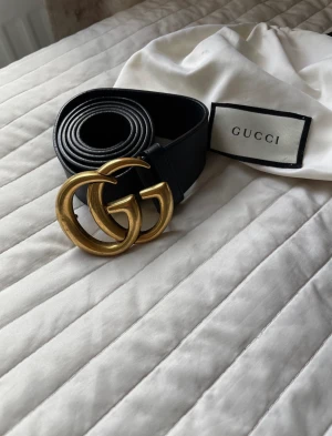 Äkta Gucci bälte - Säljer vidare detta trendiga skärp ifrån Gucci. 90cm, finns extra hål gjorda hos skomakare så skärpet går att spänna tightare. Kartong eller dustbag medföljer ej.