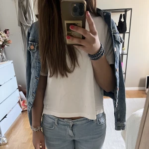 Jeans jacka!! - Stretchig jeansjacka i storlek 34!! Väldigt fin till en klänning eller jeans❤️ säljs då den är för liten! Pris kan diskuteras vid snabb affär!!!