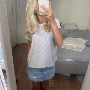 Topp - Säljer denna beiga topp med silvriga ränder. Har du någon fråga är det bara att höra av dig🫶🏻